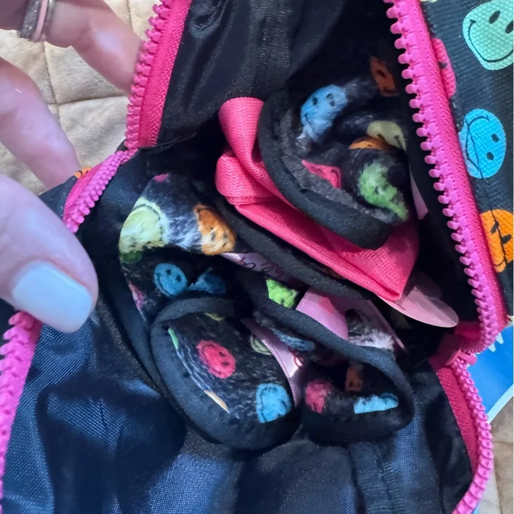 MakeUp Eraser Black and Pink Bag w/ smiley faces! Includes:7 erasers, clip, bag+